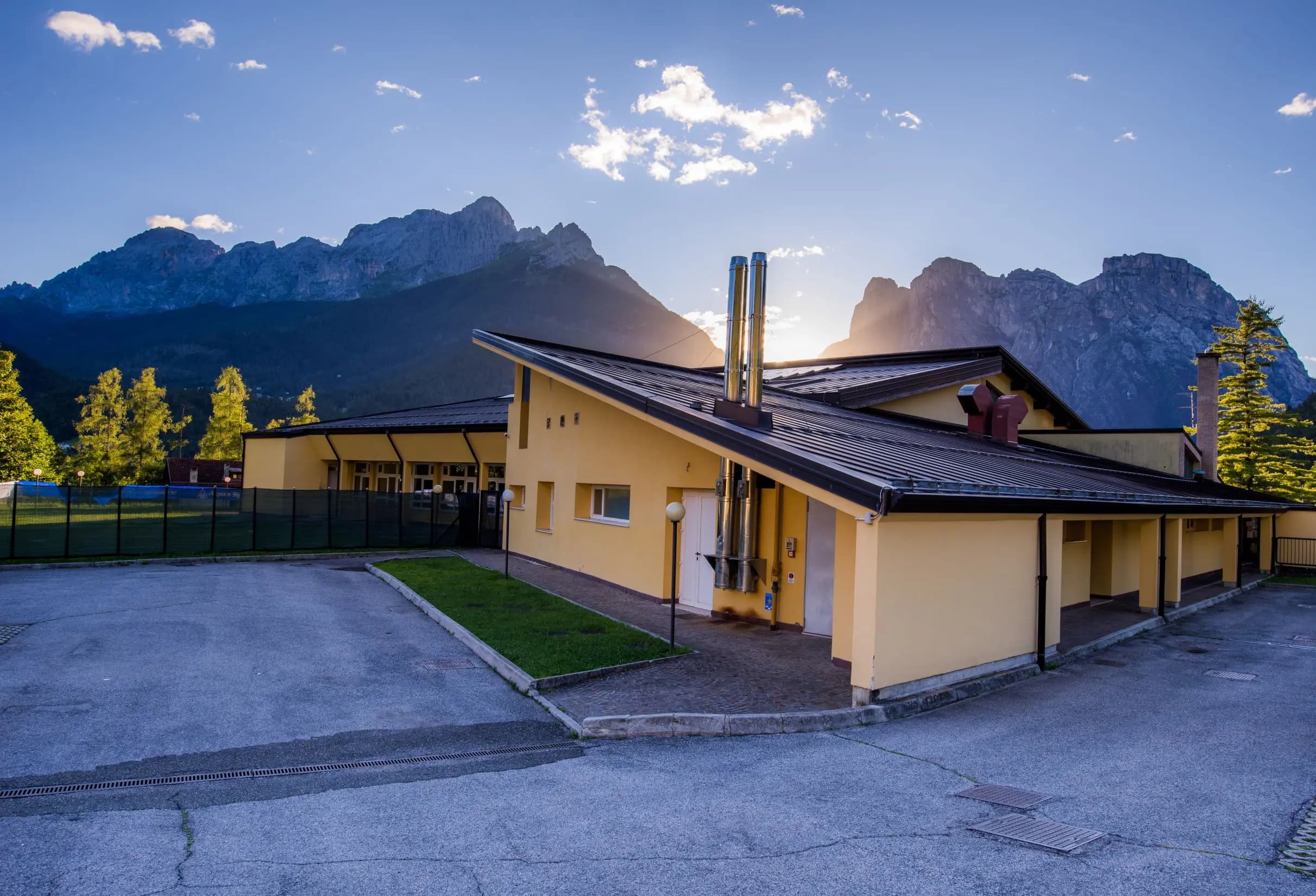 Foto della piscina al tramonto