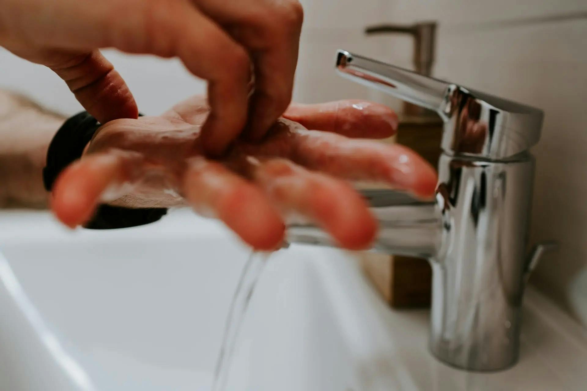 Immagine di una persona che si lava le mani